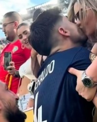 多纳鲁马赛后贴心将队友贝拉尔多举上看台，让他可以亲吻女友