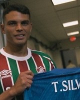 切尔西赠送蒂亚戈-席尔瓦6号球衣并晒出合影：怪兽