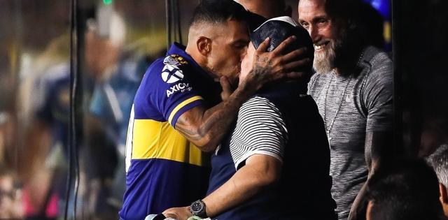 el-recordado-beso-de-tevez___XCpUEerD_1256x620__1.jpg
